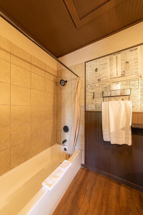 -Pet Friendly- Miners Cabin #5 -Two Double Beds - Private Balcony Tombstone Exterior photo