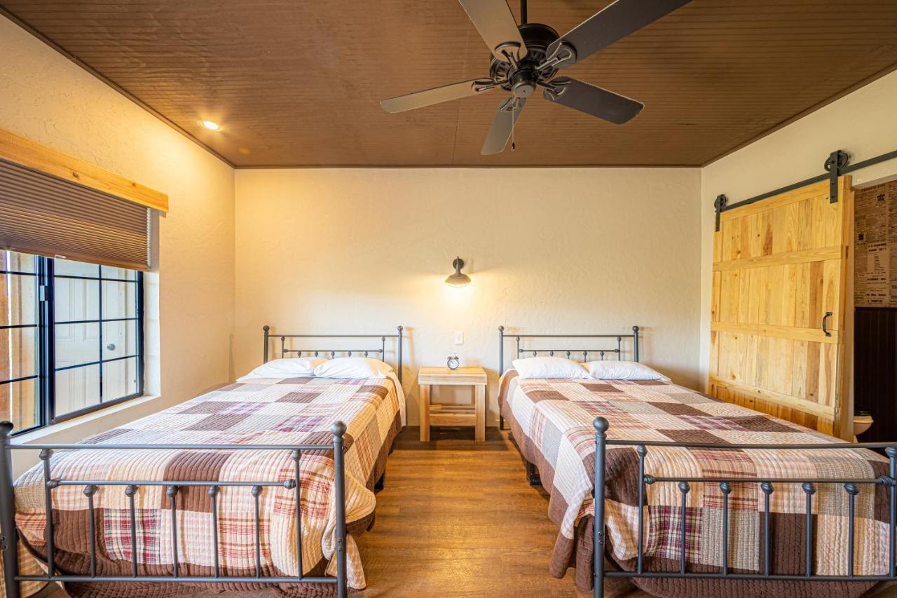 -Pet Friendly- Miners Cabin #5 -Two Double Beds - Private Balcony Tombstone Exterior photo
